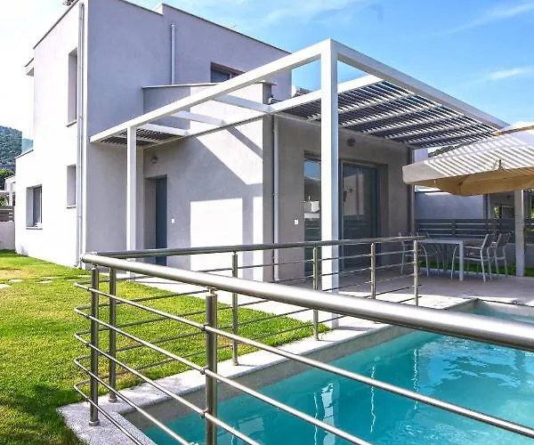 Ag Luxury Villas, Iraklitsa 别墅 *